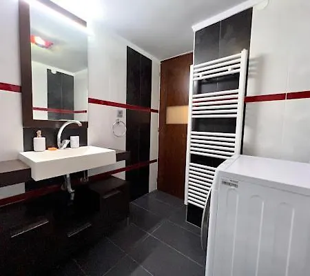 In Quiet Neighborhood Near Sandy Apartament