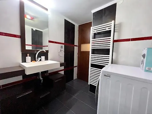 In Quiet Neighborhood Near Sandy Appartement